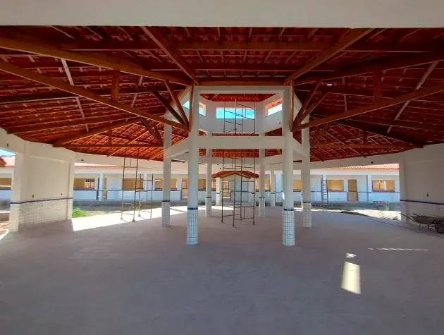 Pátio interno de obra predial