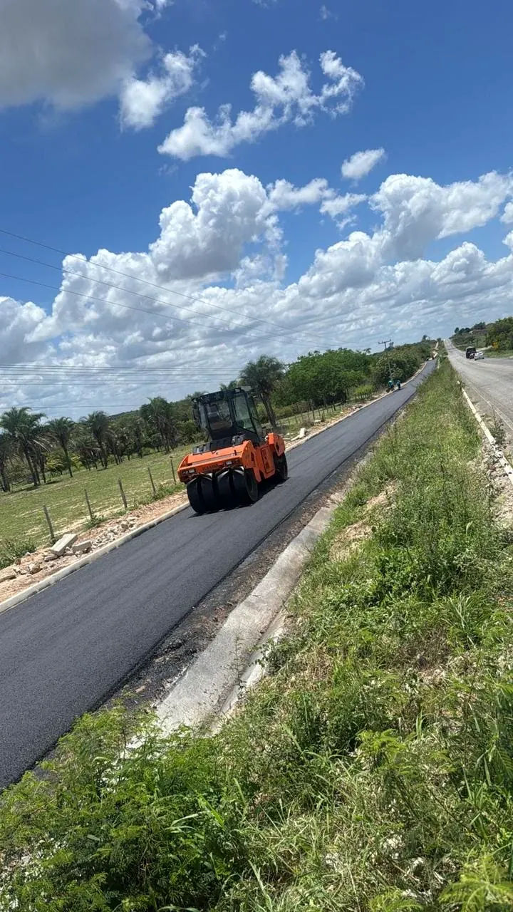 Compactação de asfalto em obra da PROJETAJ