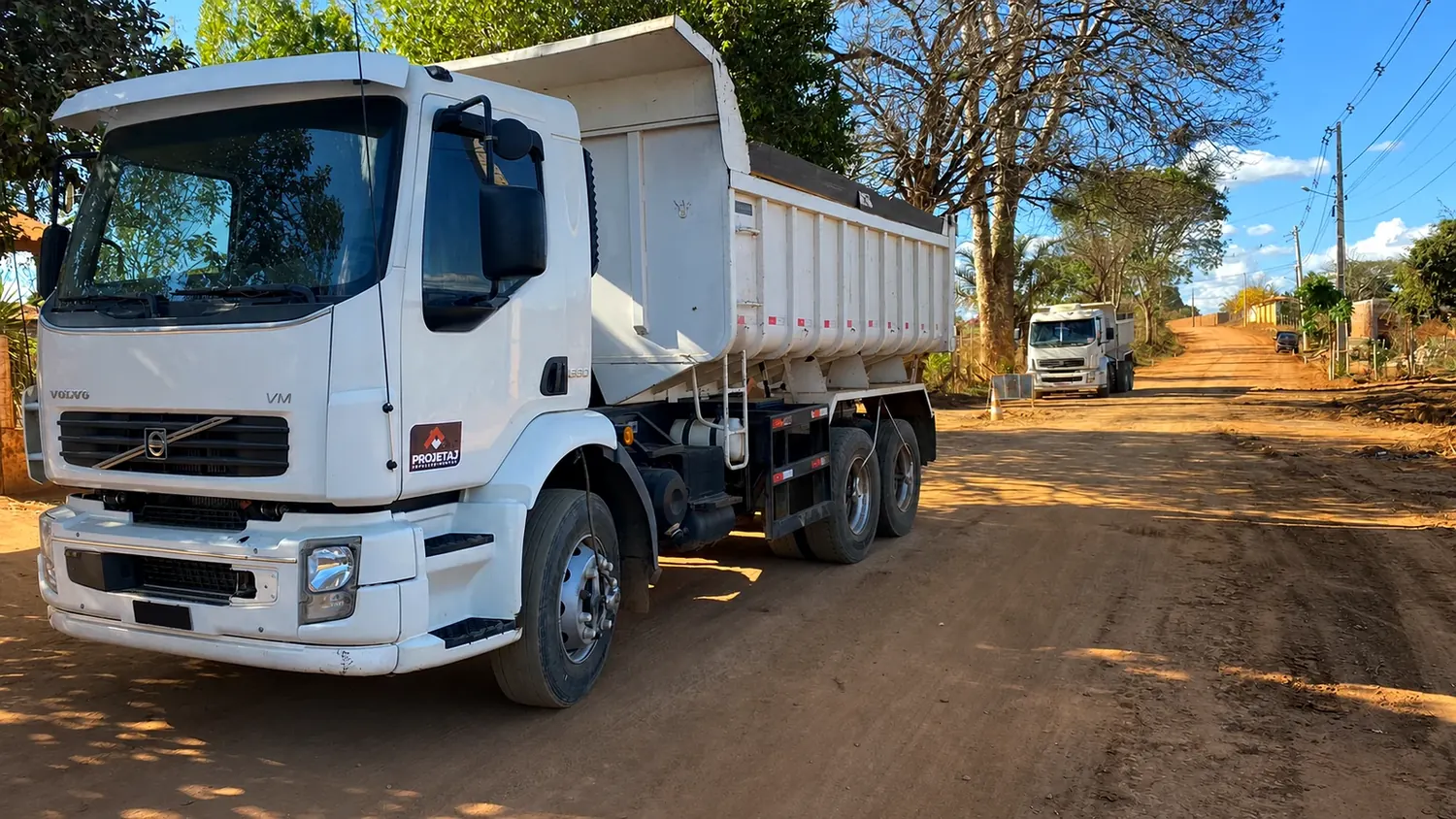 Caminhão-caçamba da frota PROJETAJ